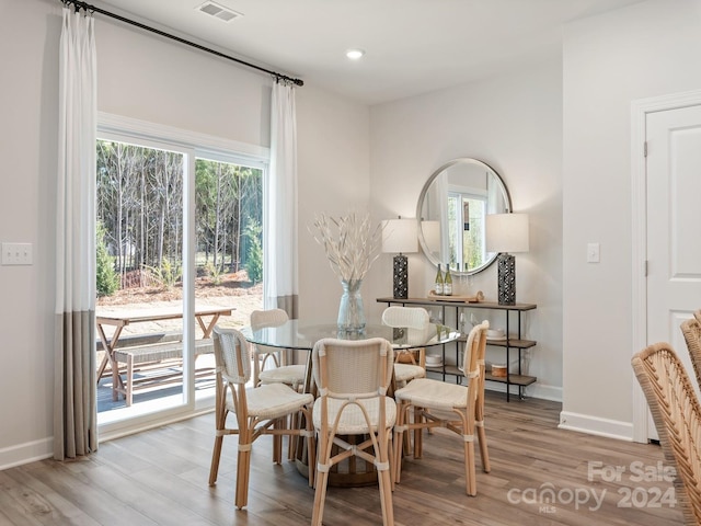 dining space featuring baseboards, recessed lighting, visible vents, and light wood-style floors