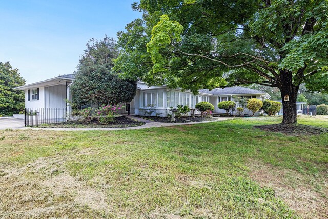 view of front of property with a front lawn