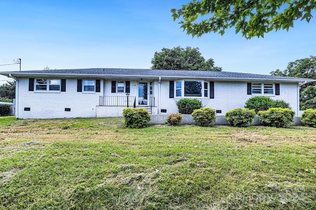 single story home with a front lawn