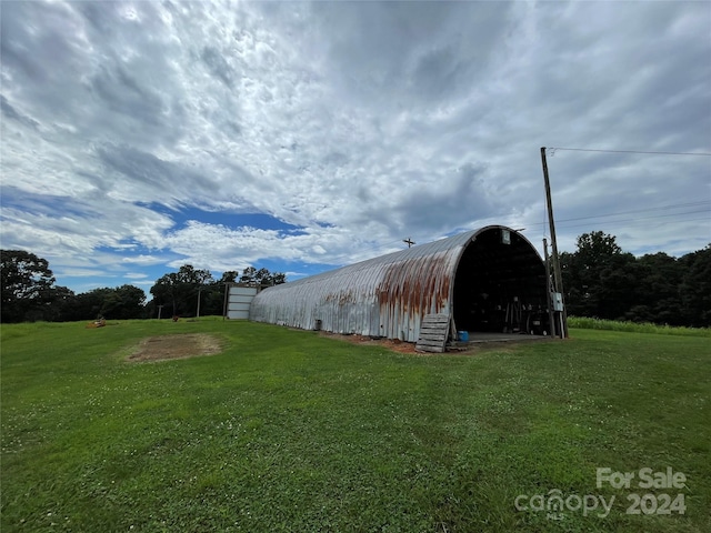 view of outdoor structure featuring a yard