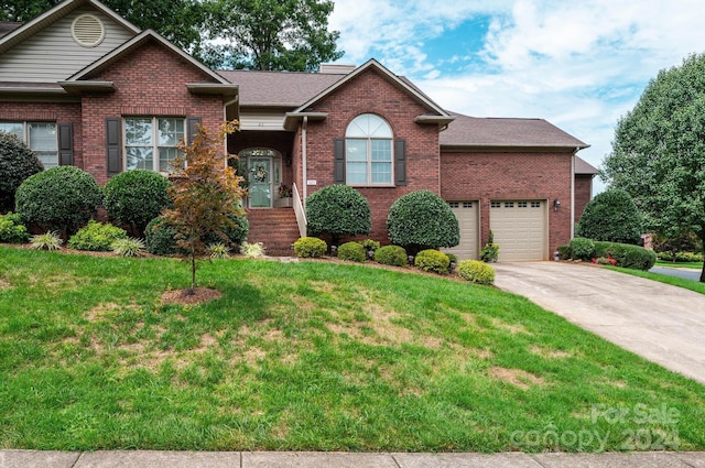 view of front of house featuring a front lawn