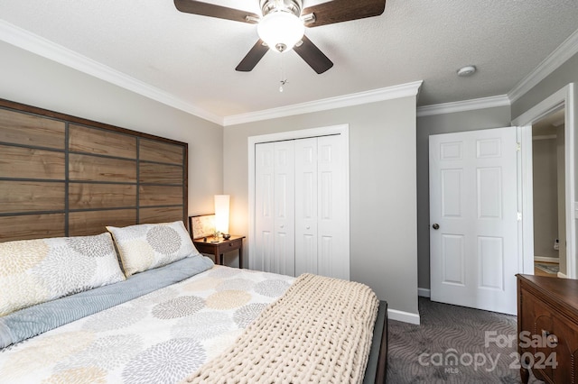 carpeted bedroom with crown molding, a textured ceiling, ceiling fan, and a closet