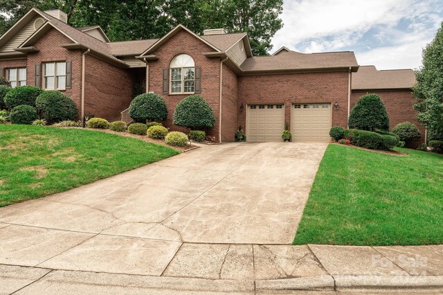 view of front of home featuring a front lawn