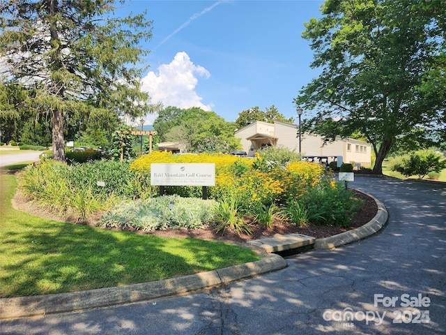 view of community / neighborhood sign