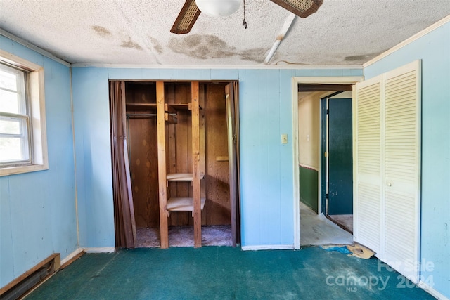 unfurnished bedroom featuring ceiling fan, carpet flooring, a textured ceiling, and a closet