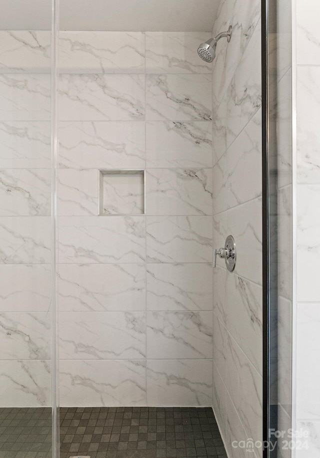 bathroom featuring a tile shower