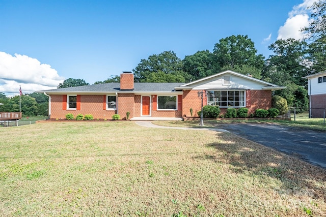 single story home with a front lawn