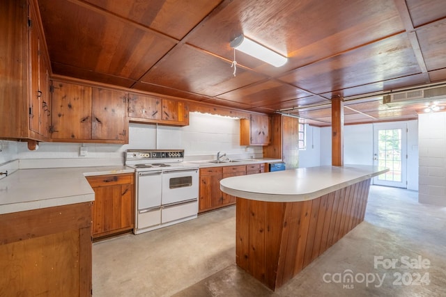 kitchen featuring kitchen peninsula, sink, and electric range