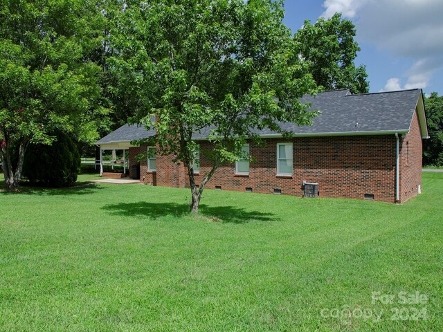 exterior space featuring a lawn