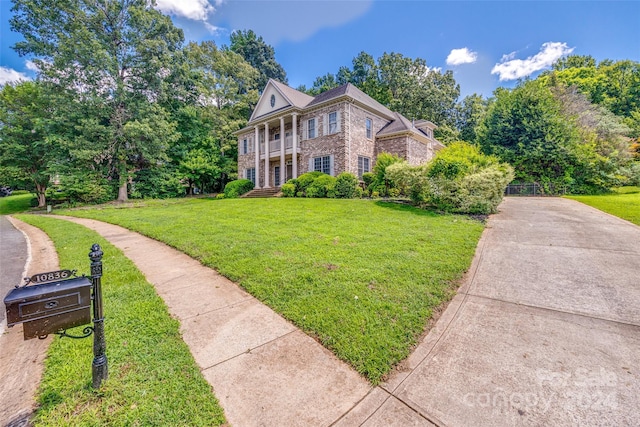 view of front facade featuring a front lawn