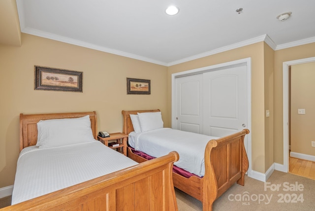 bedroom with a closet, recessed lighting, crown molding, and baseboards