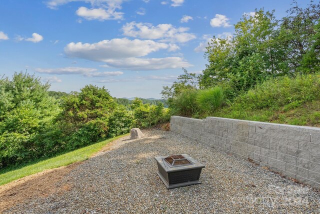 view of yard featuring an outdoor fire pit