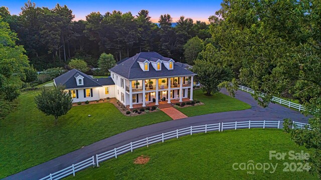 view of front of house featuring a lawn