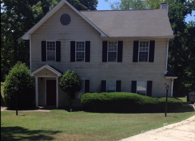 colonial inspired home with a front yard