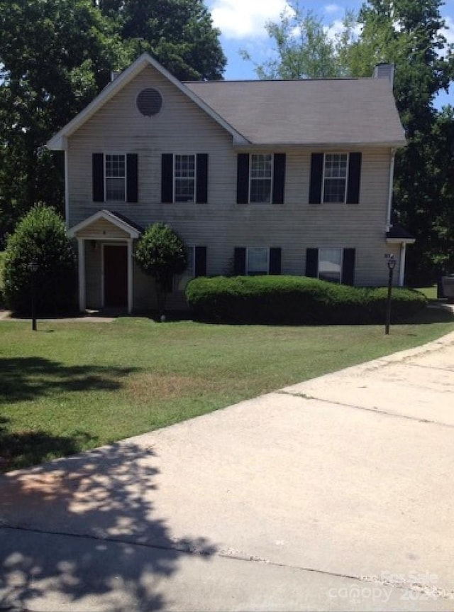 view of front of house featuring a front yard