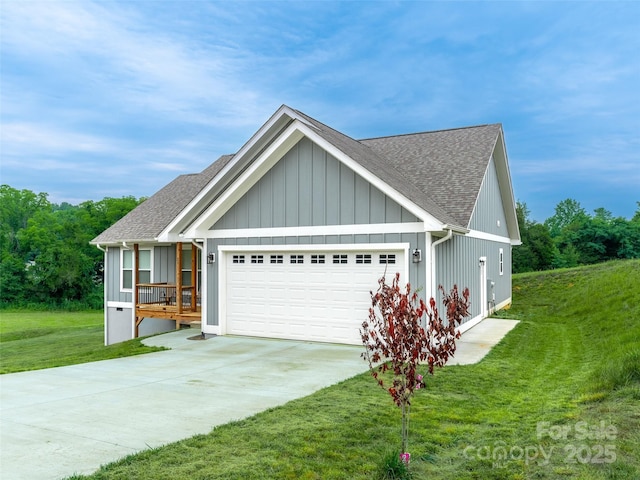 view of front facade with a garage and a front yard