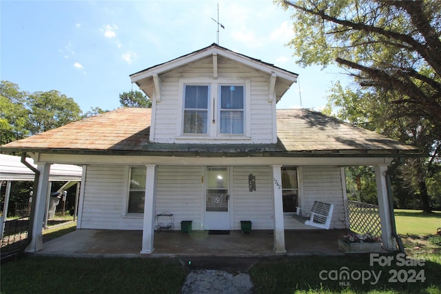 view of front of property featuring a porch and a front yard