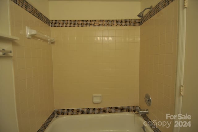 bathroom featuring tiled shower / bath combo