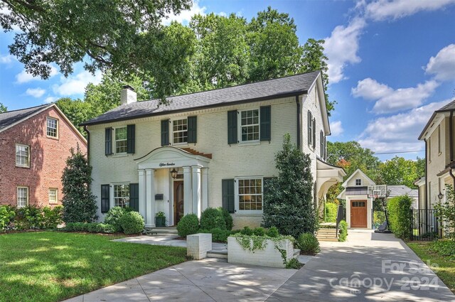 colonial home with a front yard