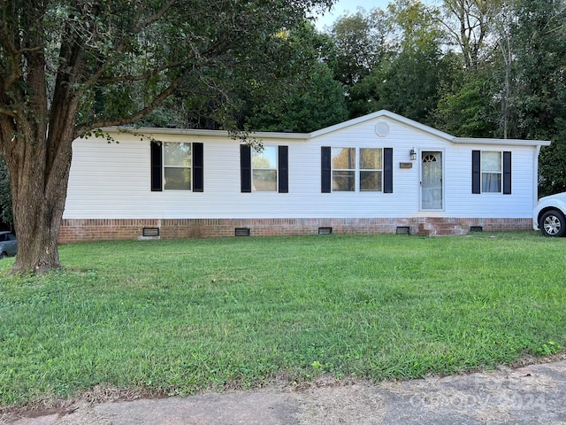 manufactured / mobile home featuring a front lawn