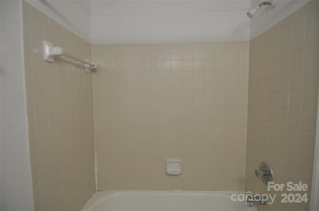 bathroom featuring tiled shower / bath