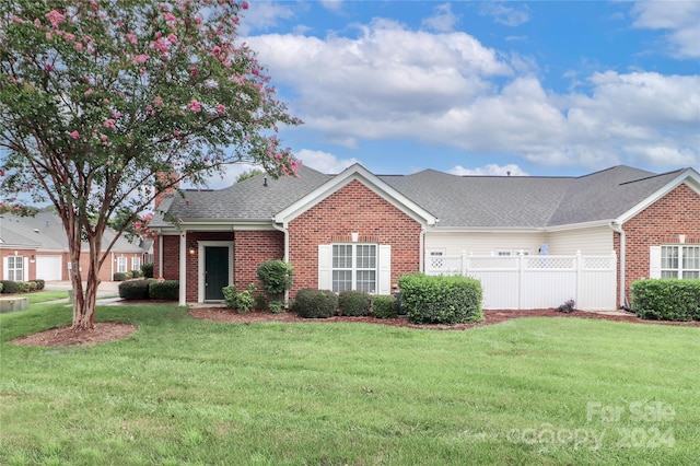 ranch-style house featuring a front yard