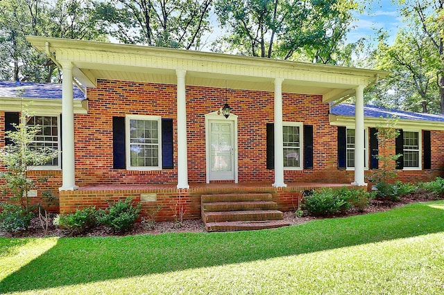 view of front facade with a front lawn