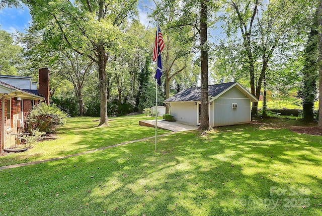 view of yard featuring an outdoor structure