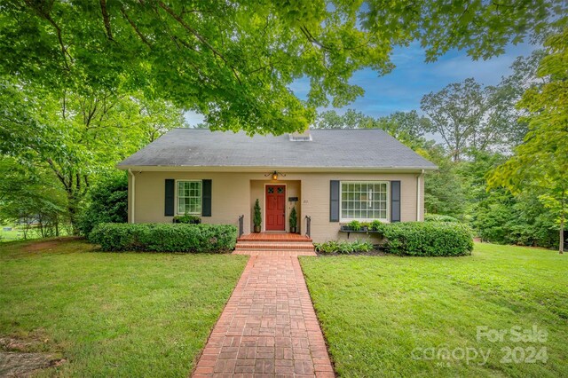 view of front of property with a front yard