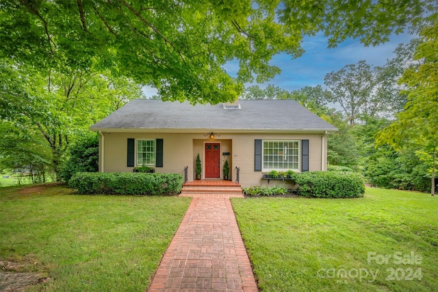 view of front of home featuring a front lawn