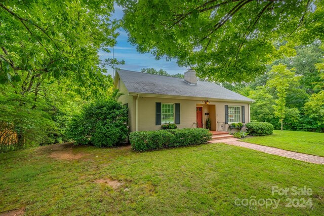 view of front of property featuring a front lawn