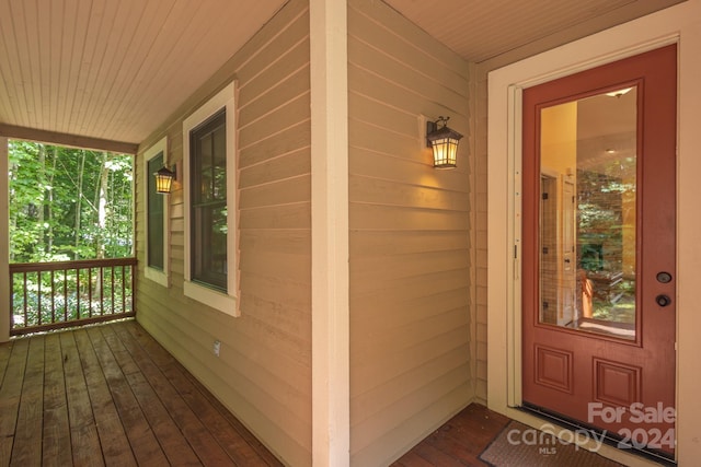 entrance to property featuring a porch