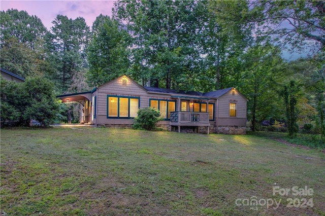 single story home featuring a lawn