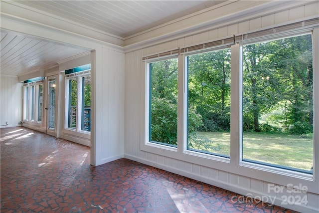 empty room with crown molding