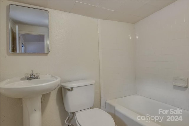 bathroom with tiled shower / bath and toilet