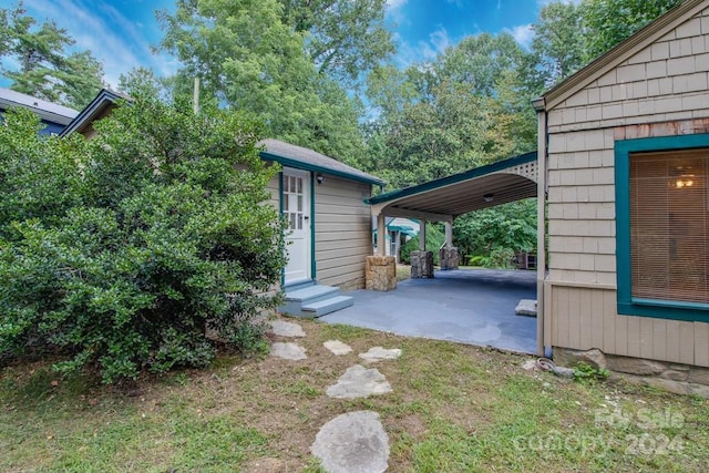 view of yard featuring a carport