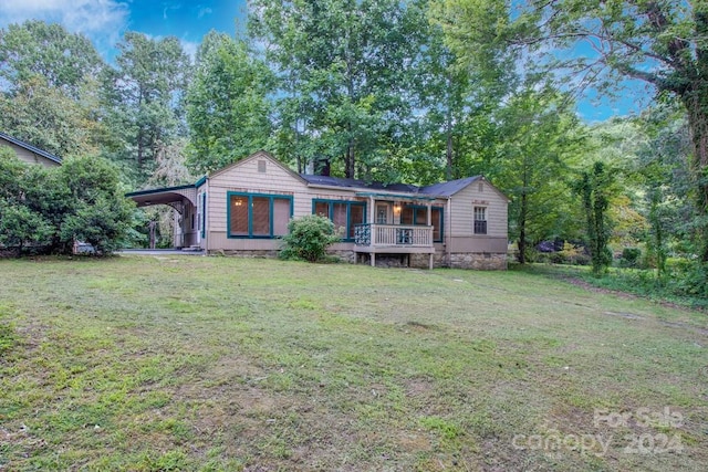 ranch-style house featuring a front yard