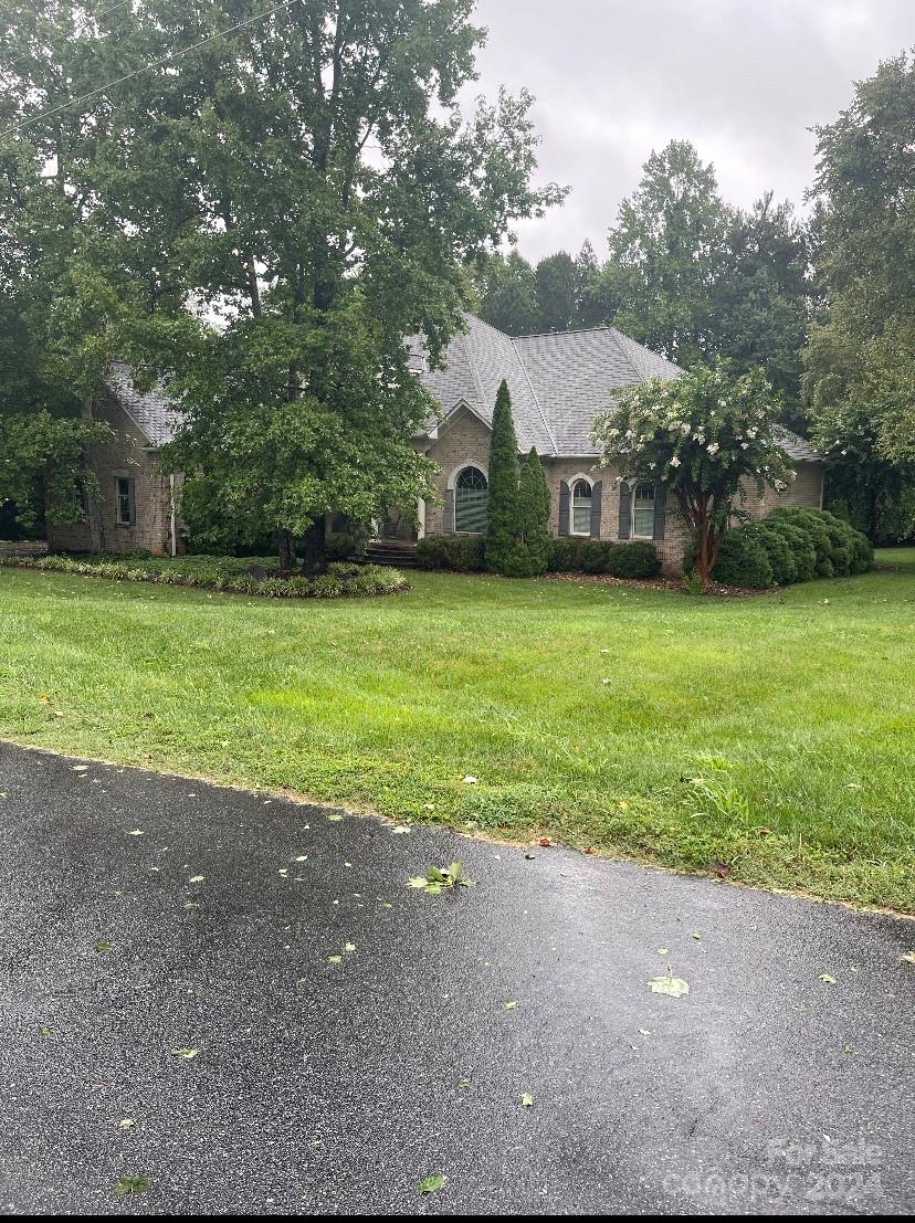 view of front of house featuring a front yard