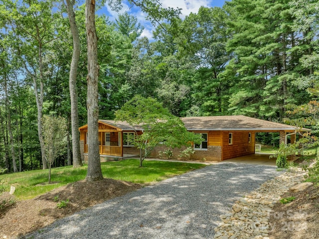 view of front of house with a carport and a front yard