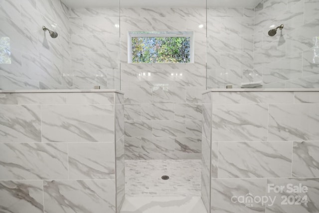 bathroom featuring tiled shower