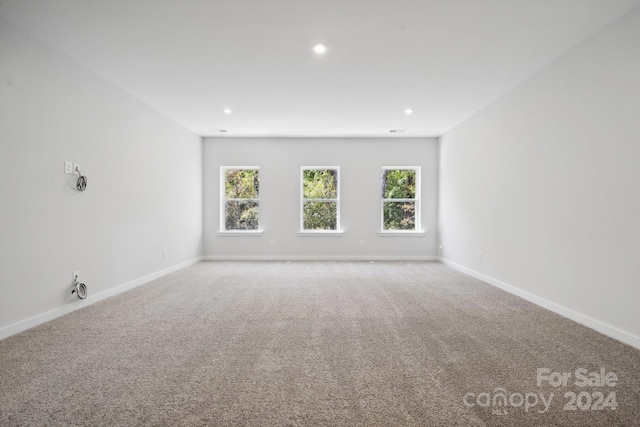 empty room featuring carpet