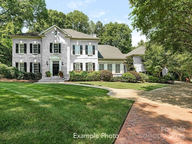 colonial home featuring a front yard