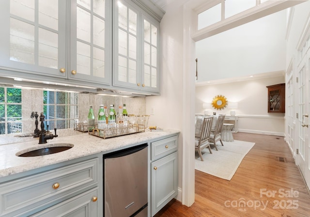 4301 Fairview Oaks Dr, Charlotte, NC 28211 - indoor wet bar with tasteful backsplash, refrigerator, light wood finished floors, baseboards, and a high ceiling