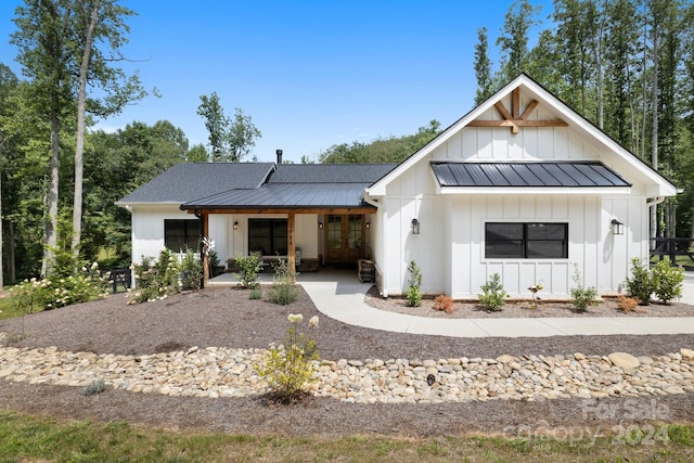 view of modern farmhouse style home