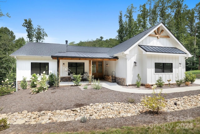 modern farmhouse style home featuring covered porch