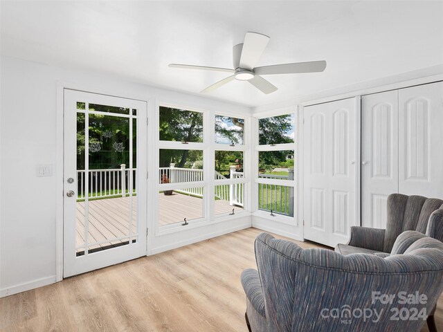 sunroom with ceiling fan