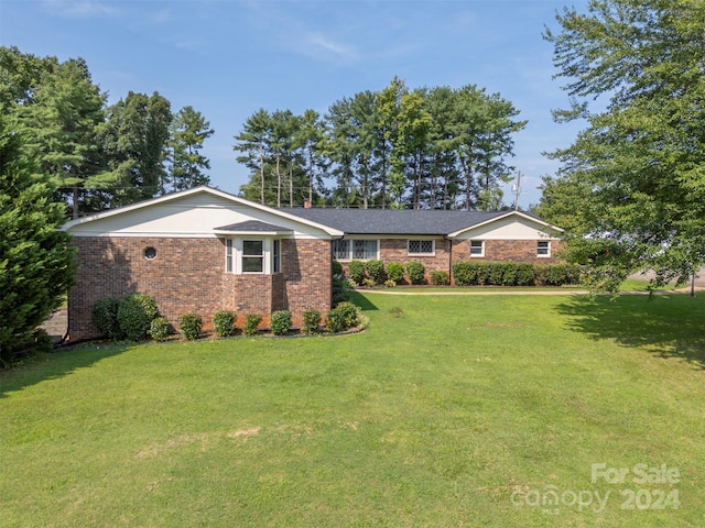 ranch-style house featuring a front yard