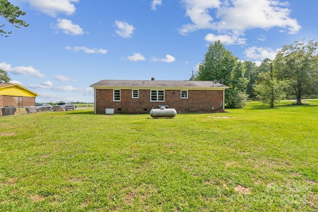 back of house featuring a yard