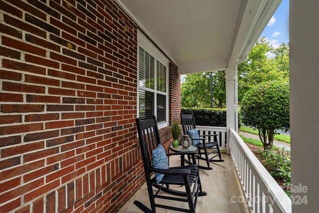 balcony featuring covered porch