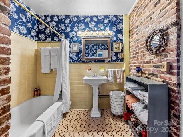 bathroom featuring shower / tub combo